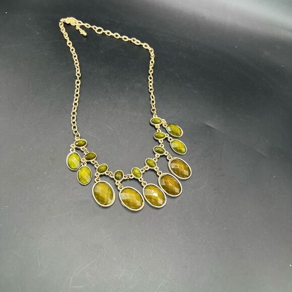 Dangling Statement Bib Necklace Facet Green Rhinestones On A Gold Tone Chain - Picture 3 of 6